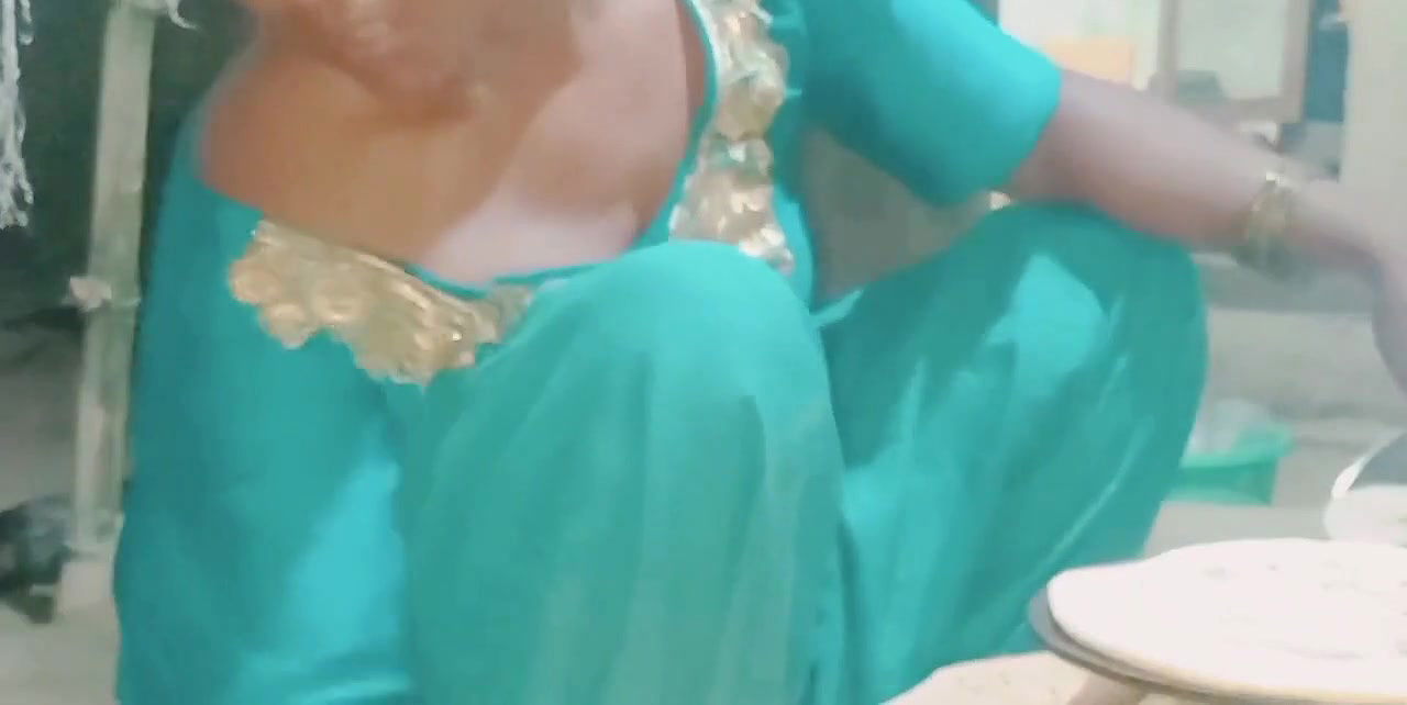 Roti banate samay jor se dhakka lagaya ek sath do kam