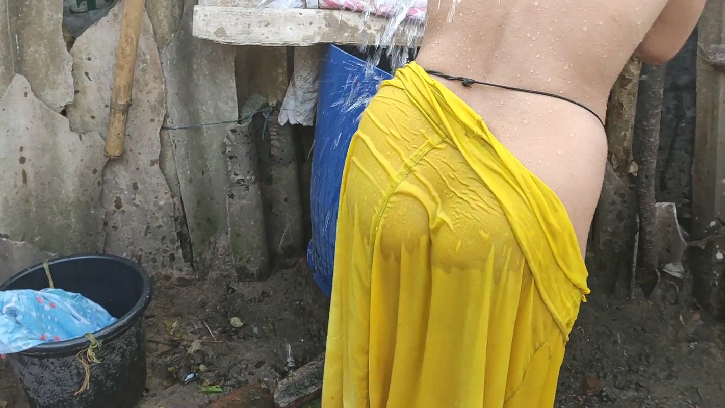 Indian house wife bathing outside and sexy nude bathing