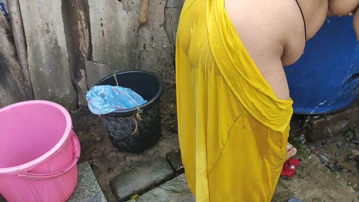 Indian house wife bathing outside and sexy nude bathing