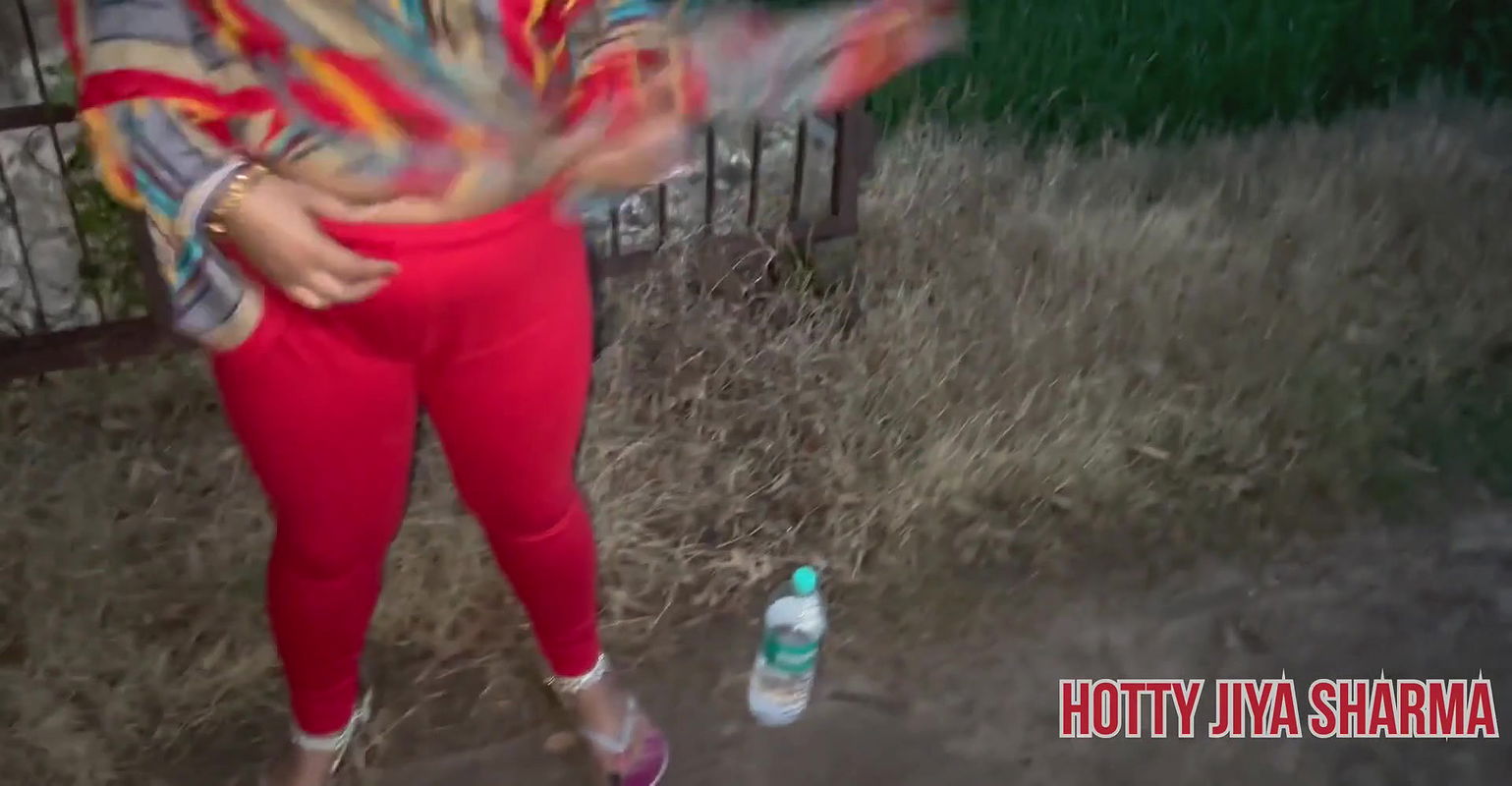 Jamindar ke Bete ne bhabhi ko tabadtod choda jab wo khet mein Pisaab kar rahi thi