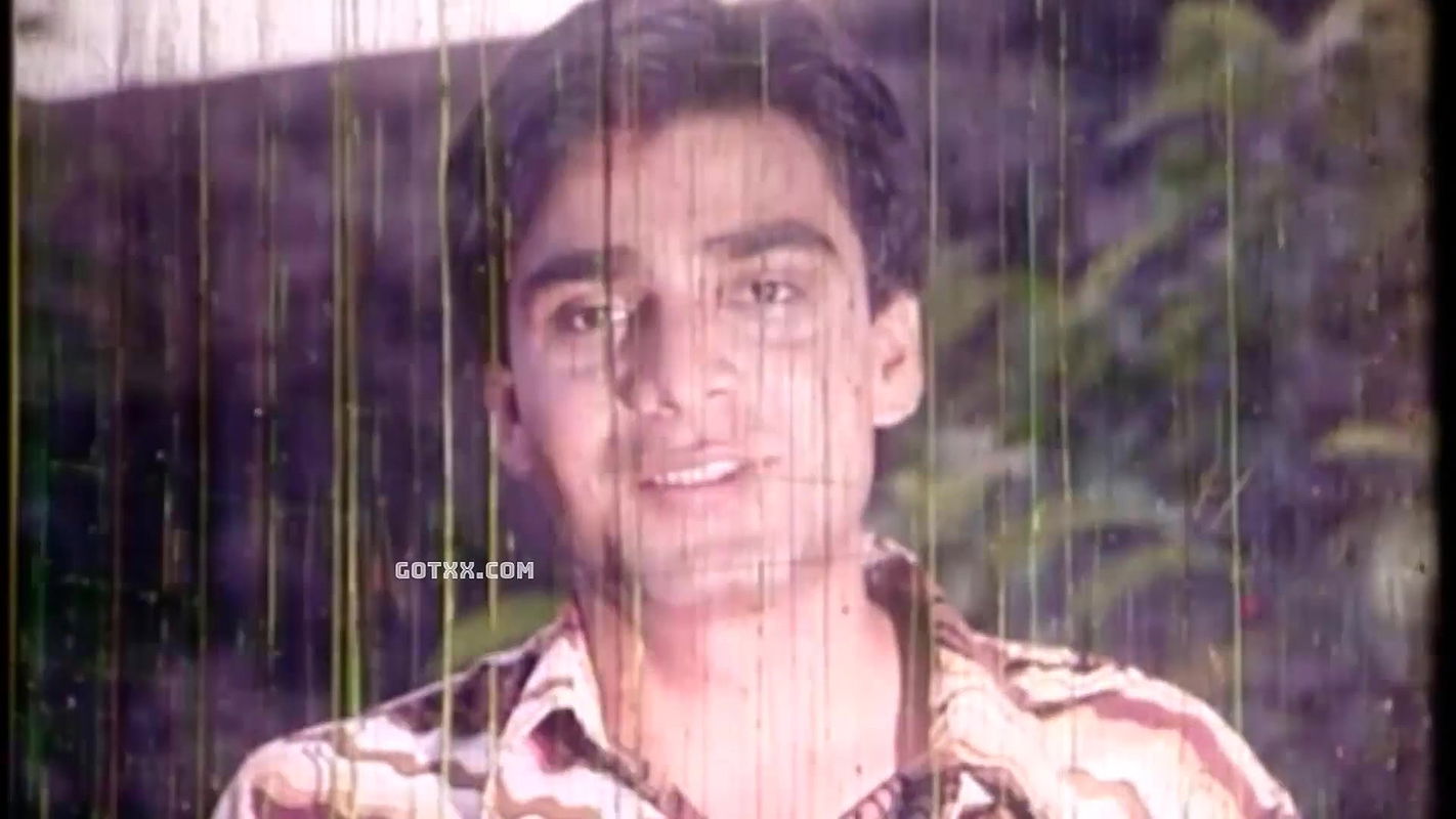 tomake dekhe valobashte iccha kore