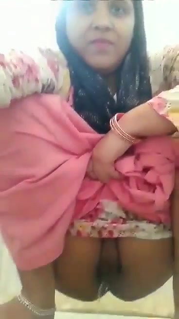 Beautiful bhabhi making pissing video for lover