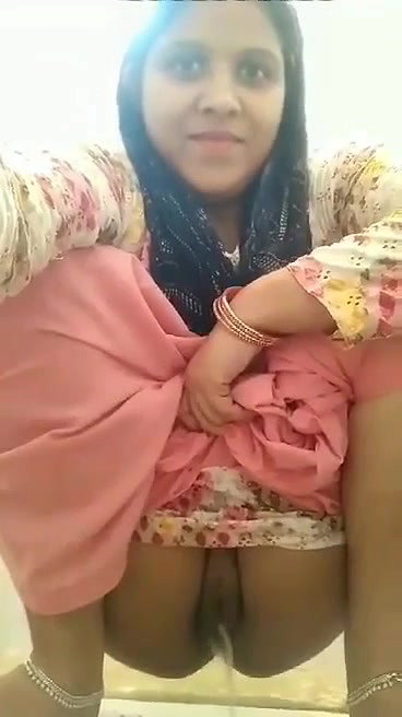 Beautiful bhabhi making pissing video for lover