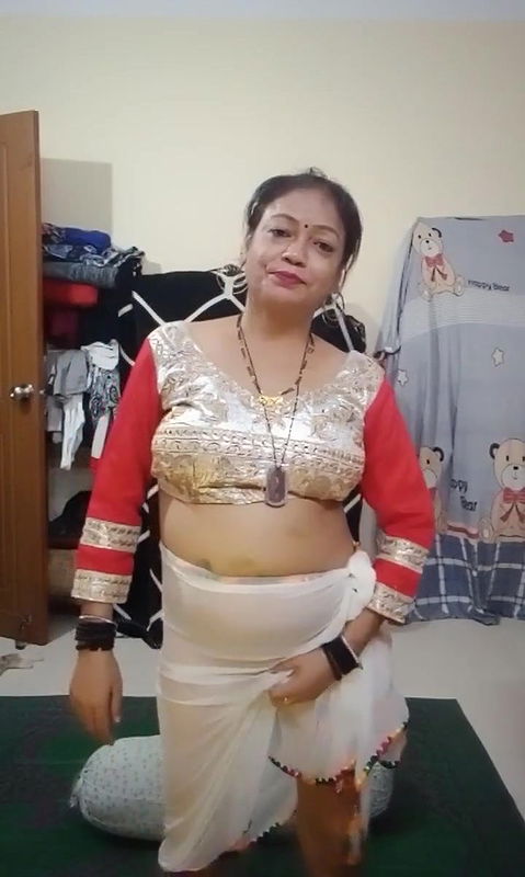 Indian desi uncle and aunty enjoy sexual intercourse with hot pussy kiss,hand job her,hot noobs pussy kiss