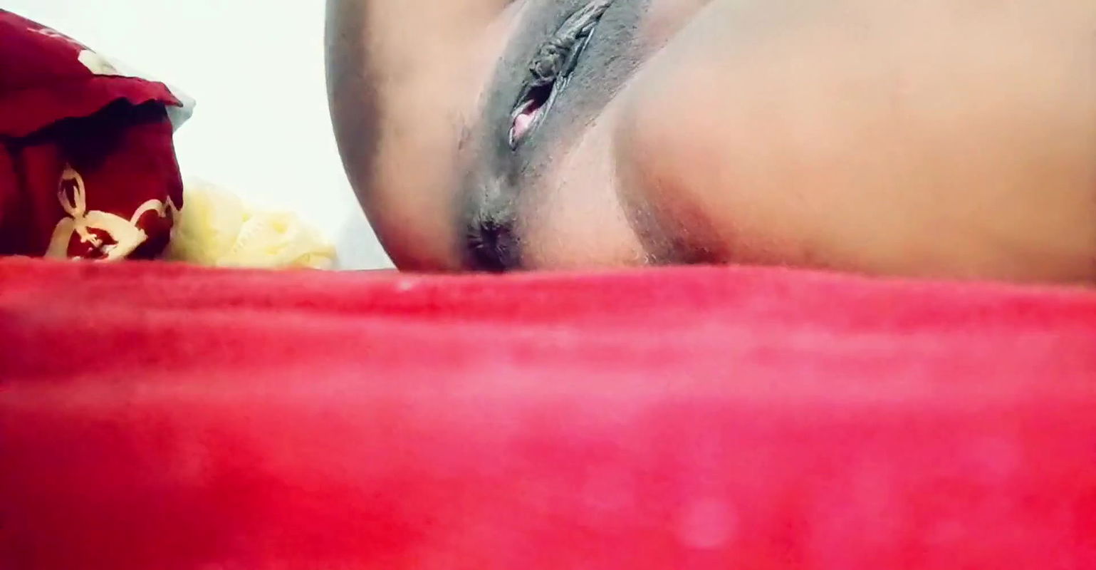 Bangladeshi girl is putting her hand out by burning youth.Bengali girl pussy sex.