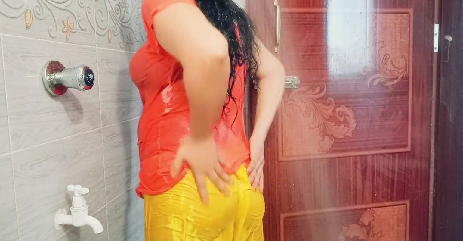 Bathing video of the beautiful Bhabhi of Bangladesh. Satisfied with toys.