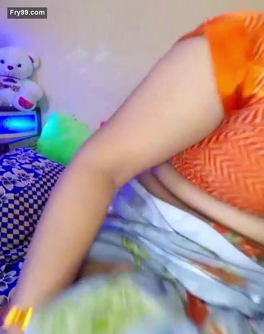 Sexy Geeta Bhabhi Live Showing Huge Ass