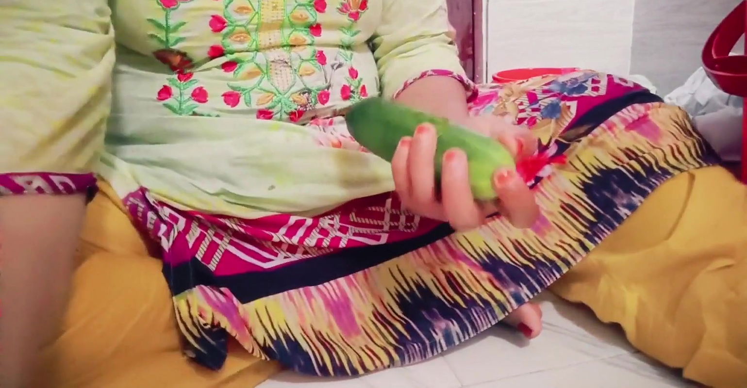Bengali Housewife Hardcore Pussy Fingering with Cucumber.