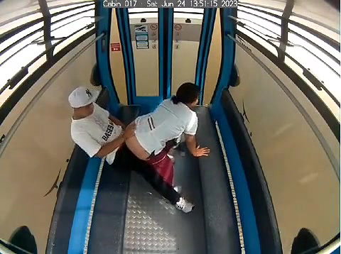 security cameras catches dumb girlfriend sexing in aerial cable car