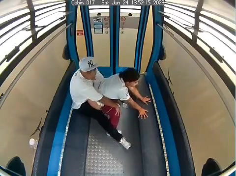 security cameras catches dumb girlfriend sexing in aerial cable car