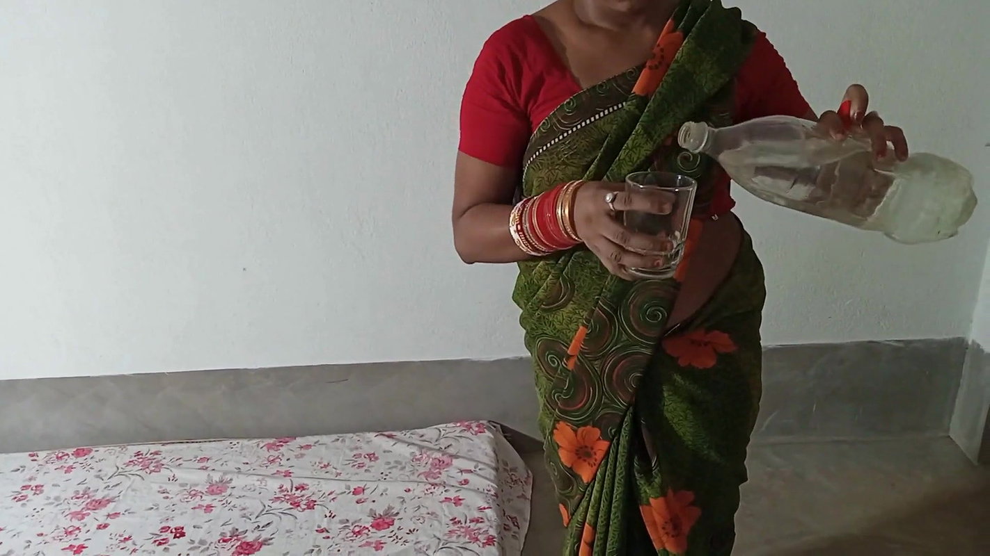 Indian bengali bhabhi fucks her pussy with flipkart delivery boy