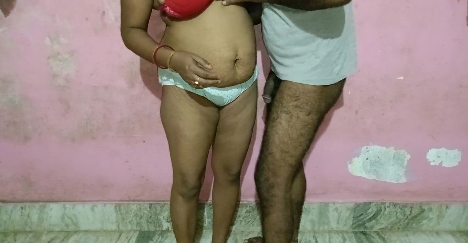 Desi maa ne apne bete se khade khade gand chudwai