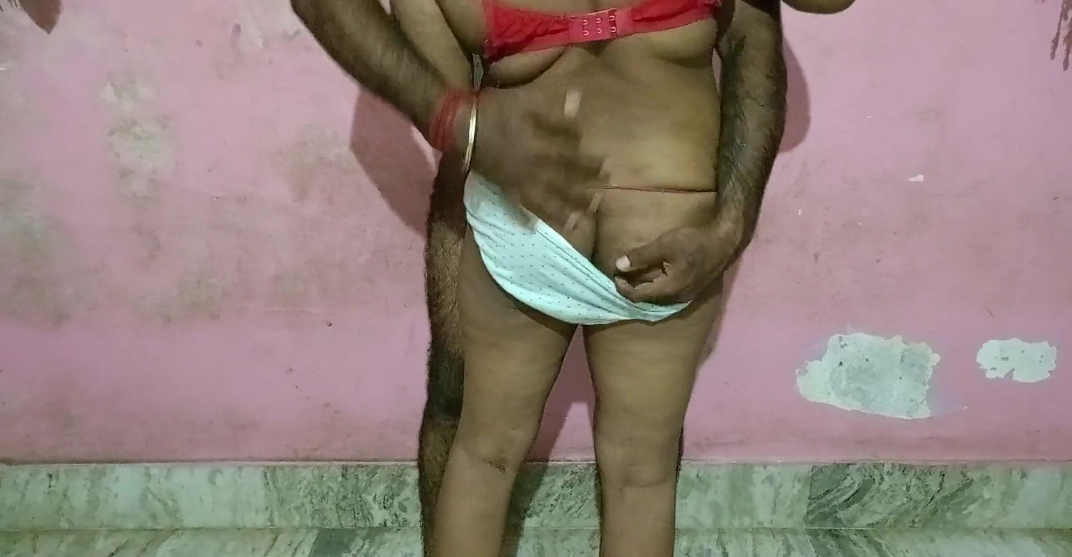 Desi maa ne apne bete se khade khade gand chudwai