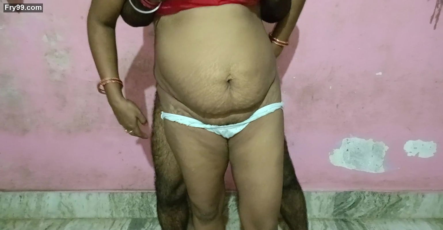Desi maa ne apne bete se khade khade gand chudwai