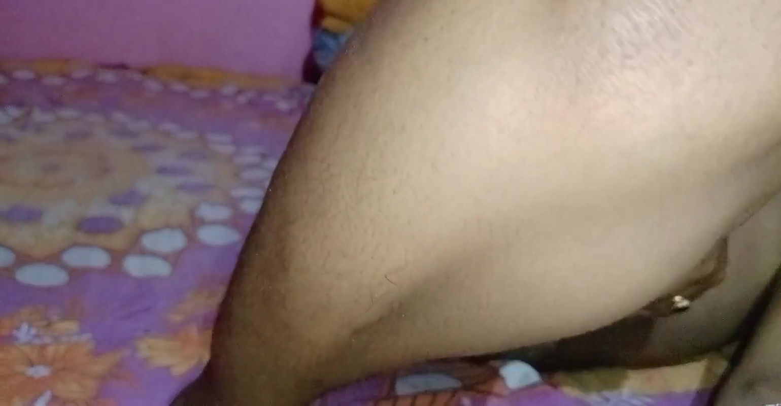 Desi Piyali bhabi pati ke samne dost se chudwai