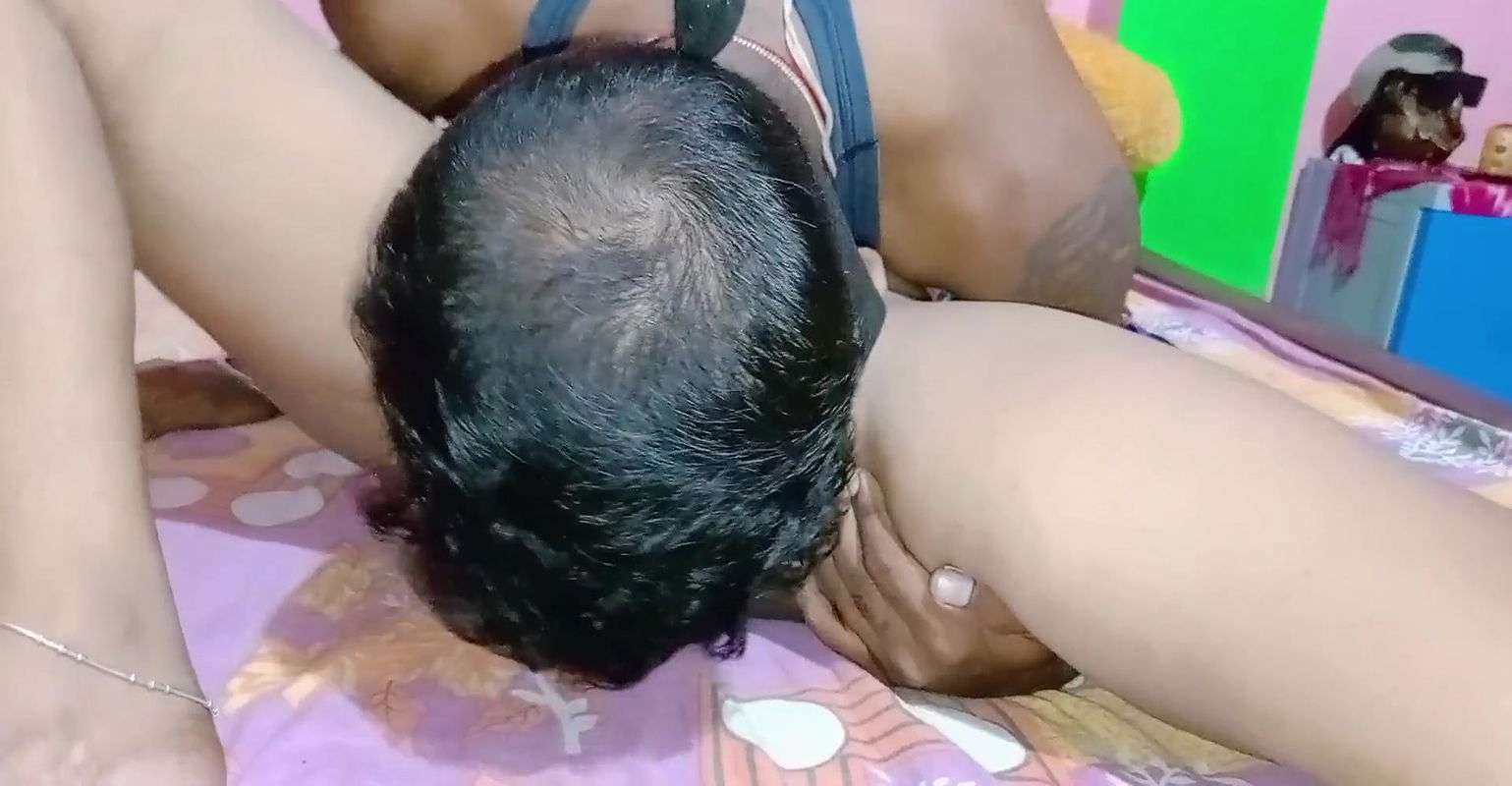 Desi Piyali bhabi pati ke samne dost se chudwai