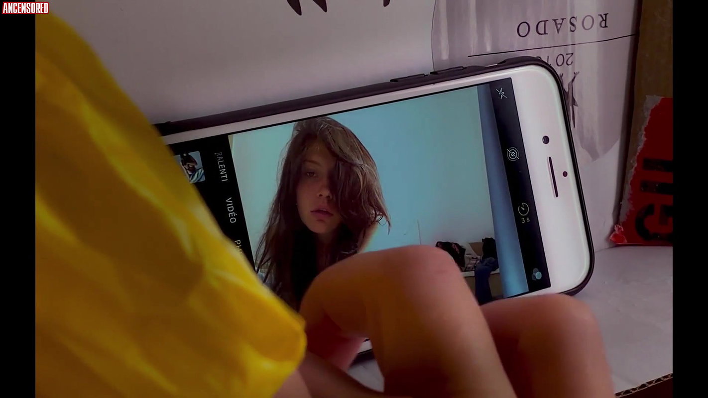 adele exarchopoulos – zero fucks given