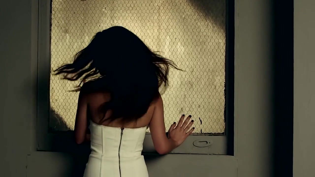 Adria Arjona – GQ Behind the Scenes