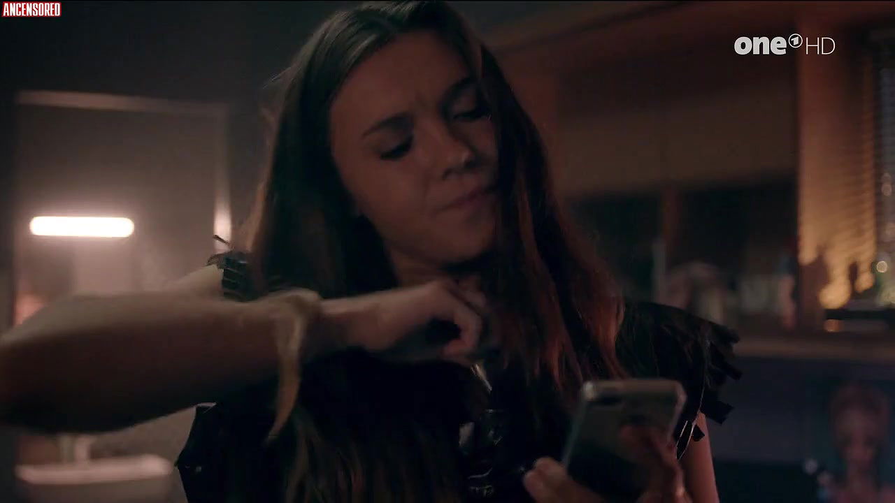 Aisling Franciosi – clique