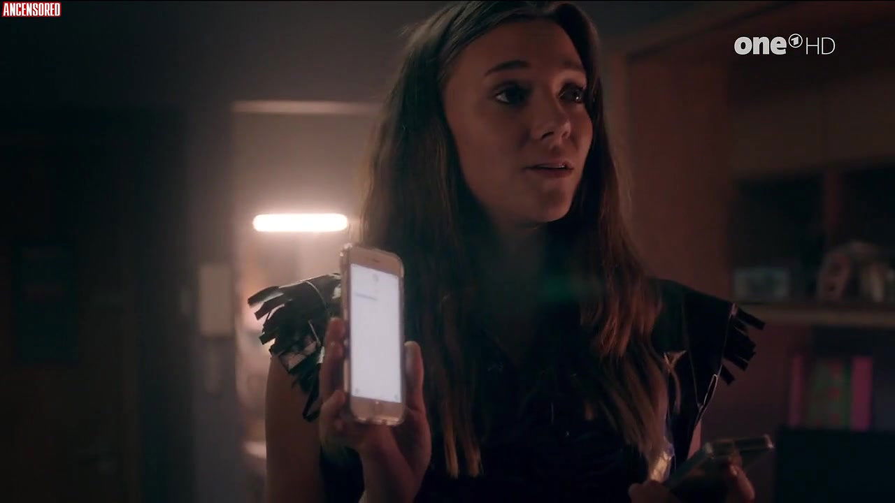 Aisling Franciosi – clique