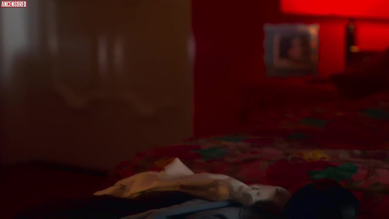 Aislinn Derbez – la casa de las flores