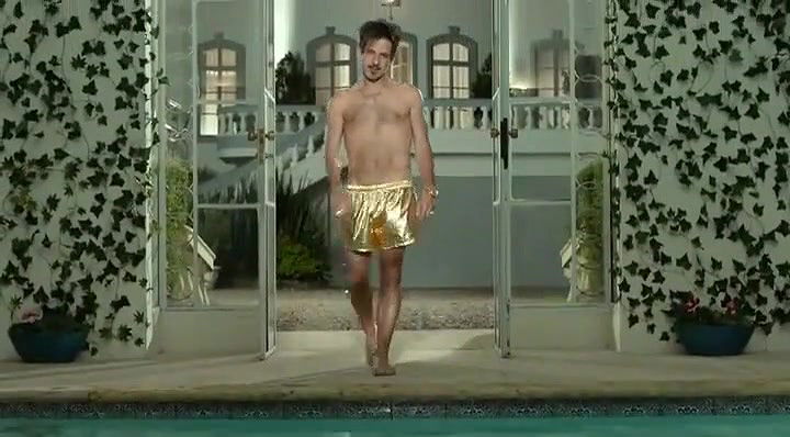 Aislinn Derbez – macho