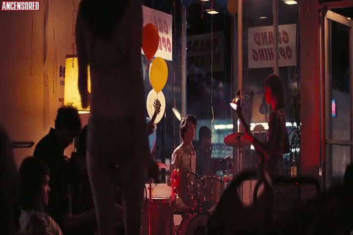 alana haim – licorice pizza