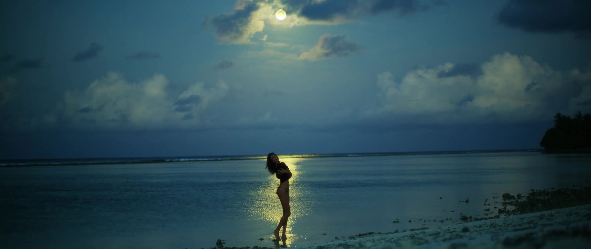 Alessandra Ambrosio – into the best light