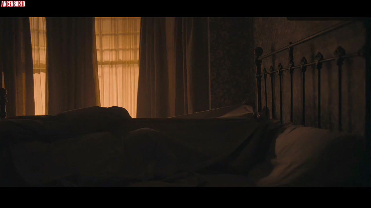 Alex Kingston – the widow