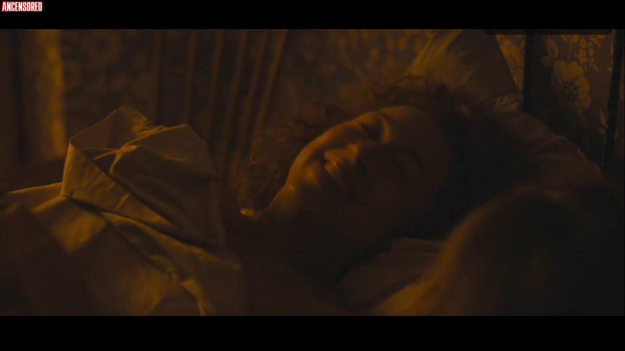 Alex Kingston – the widow