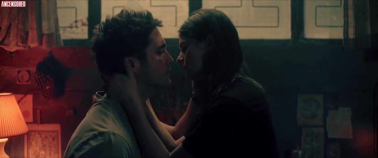 Alexandra Daddario – die in a gunfight