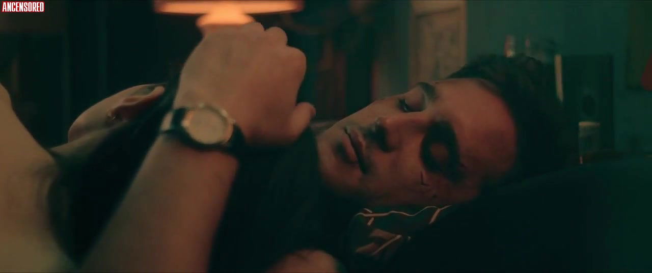 Alexandra Daddario – die in a gunfight