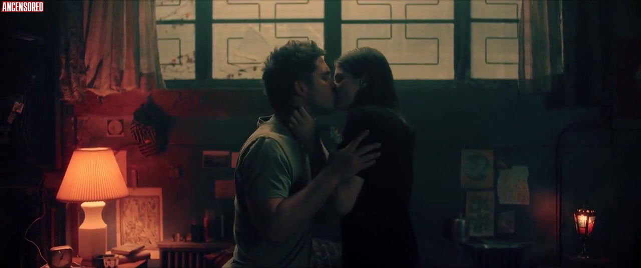 Alexandra Daddario – die in a gunfight