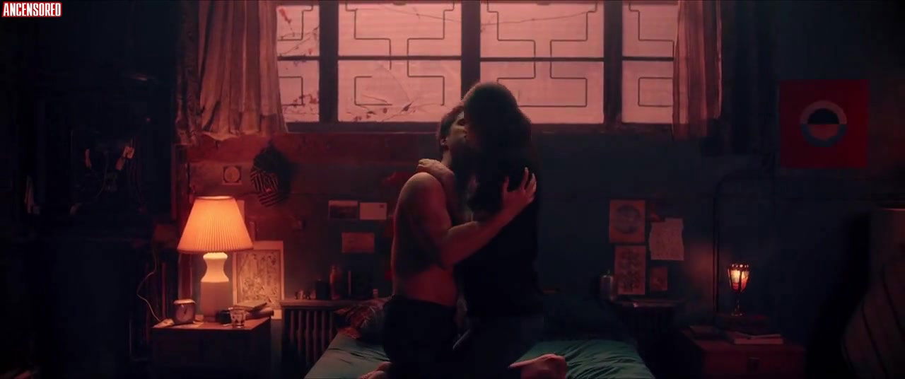 Alexandra Daddario – die in a gunfight