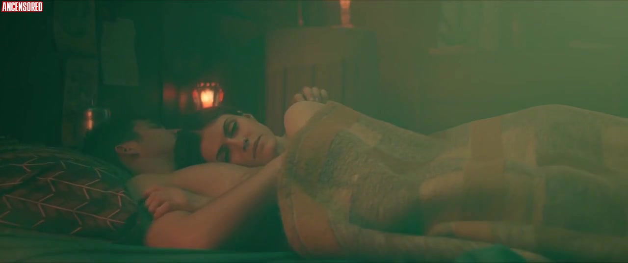 Alexandra Daddario – die in a gunfight