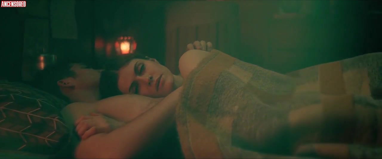 Alexandra Daddario – die in a gunfight