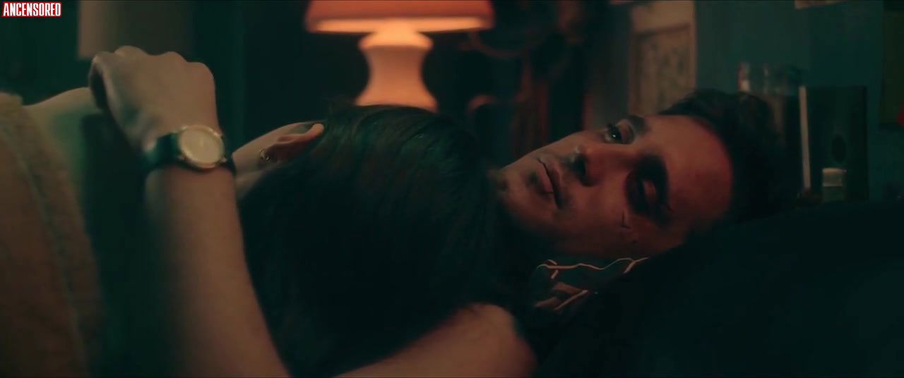 Alexandra Daddario – die in a gunfight