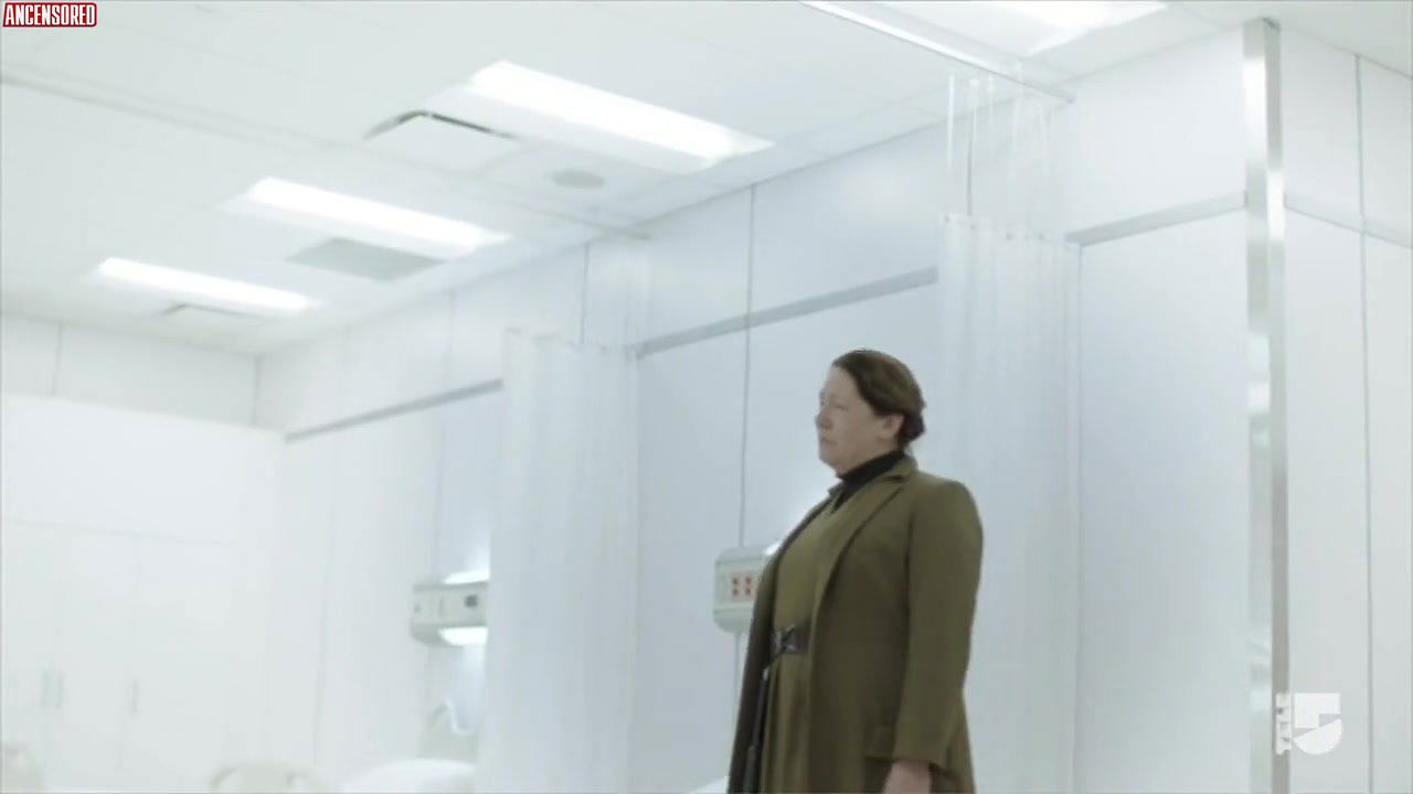 Alexis Bledel – the handmaids tale