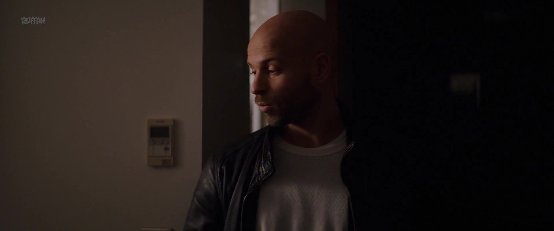 Alice Isaaz – on the sly