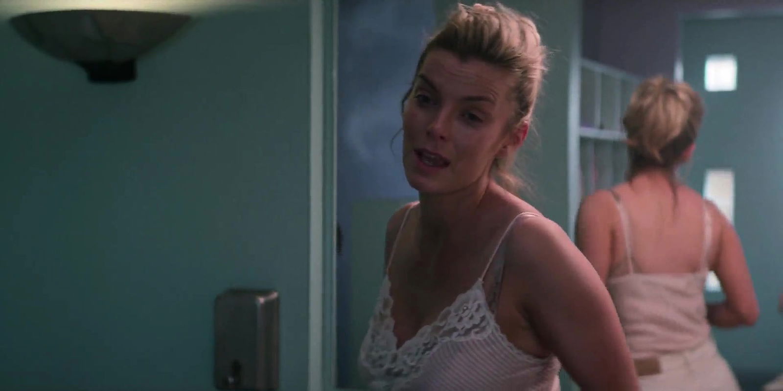 Alison Brie – glow