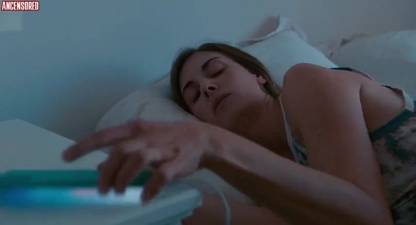 Alison Brie – spin me round