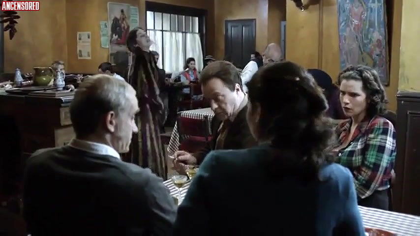 Amira Casar – La femme qui pleure au chapeau rouge