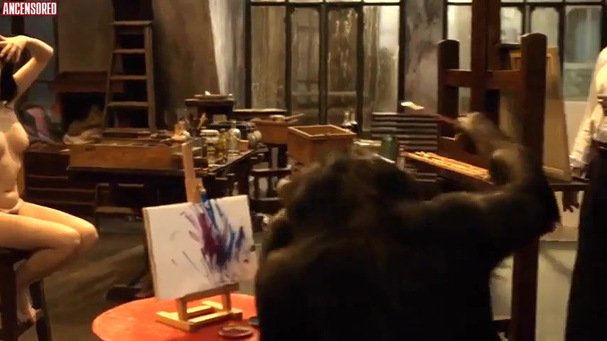 Amira Casar – La femme qui pleure au chapeau rouge