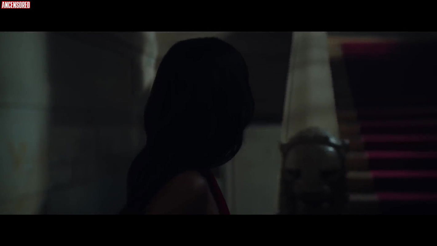 Ana de Armas – entering red