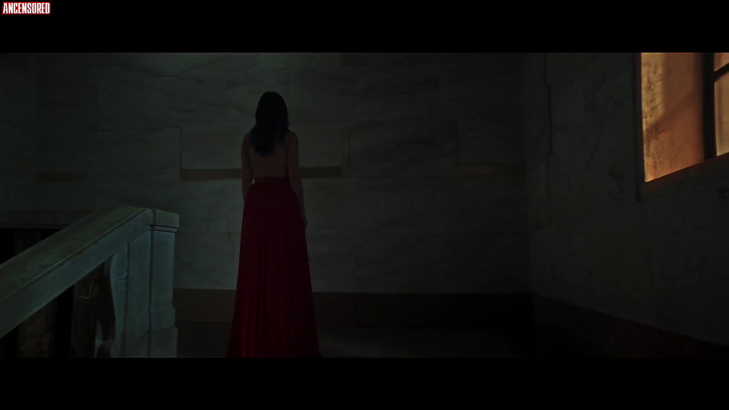 Ana de Armas – entering red