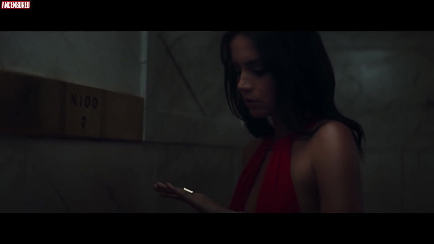 Ana de Armas – entering red