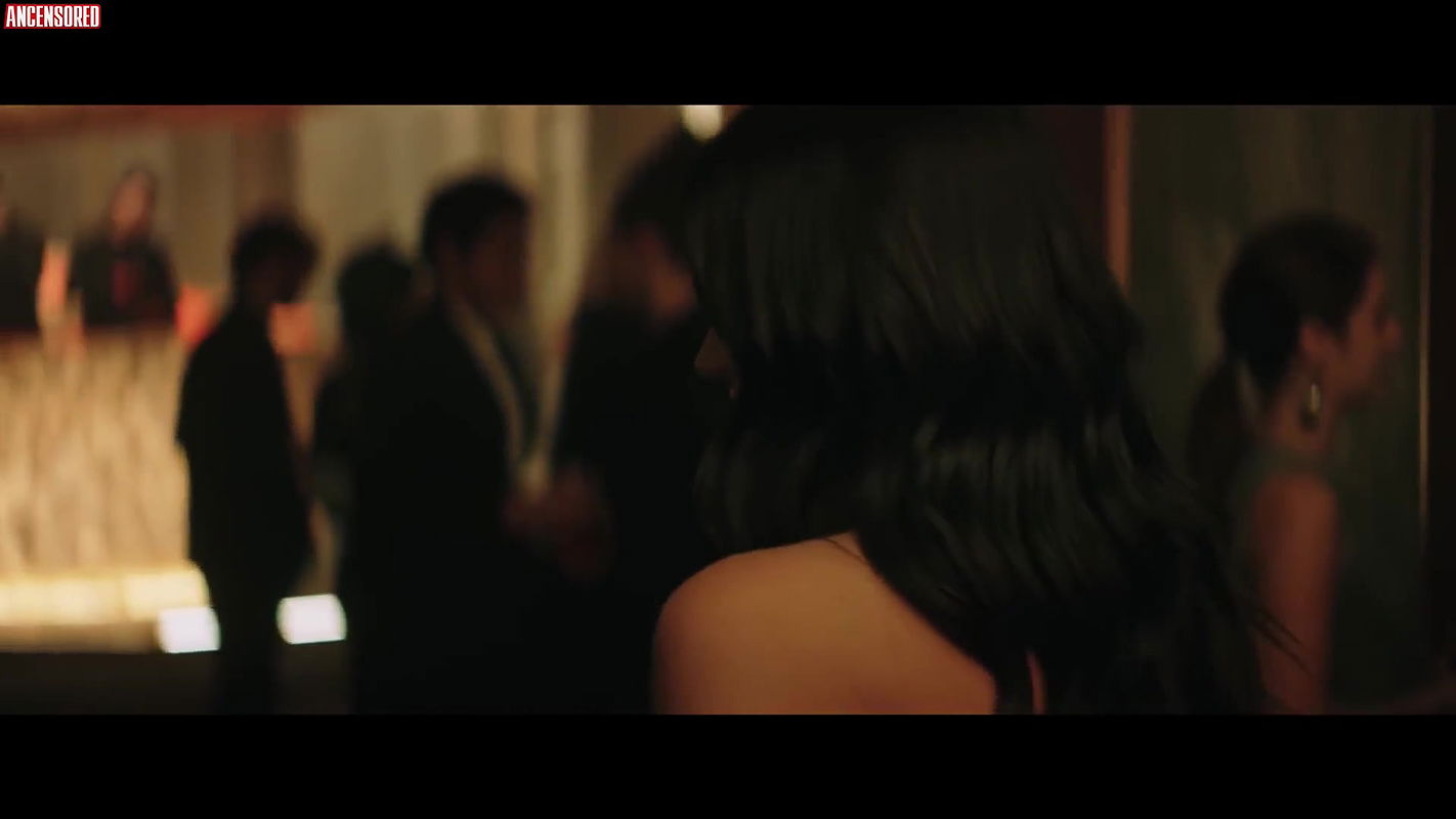 Ana de Armas – entering red