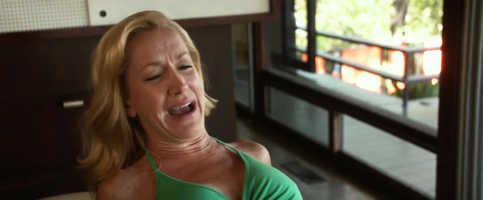 Angela Kinsey – half magic