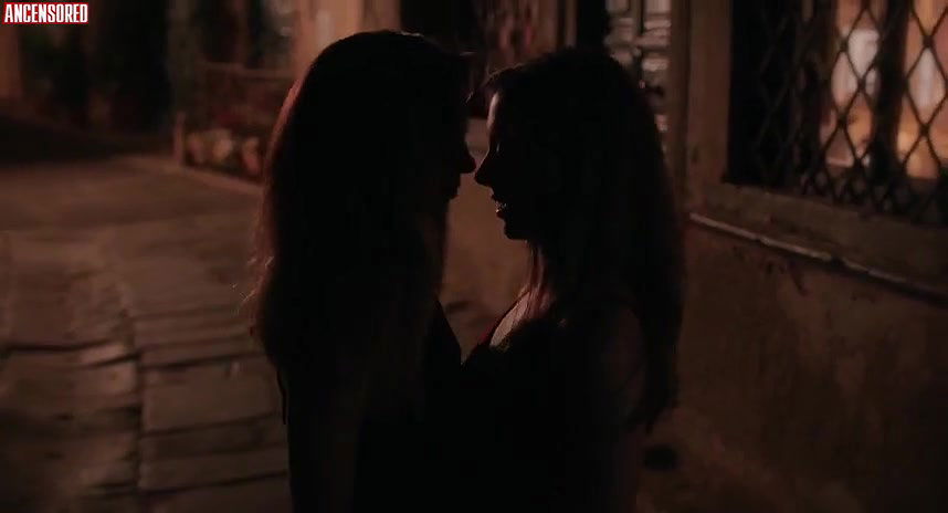 Aubrey Plaza – spin me round