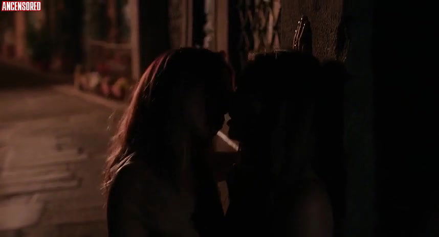 Aubrey Plaza – spin me round